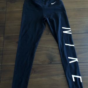 Black and white Nike leggings